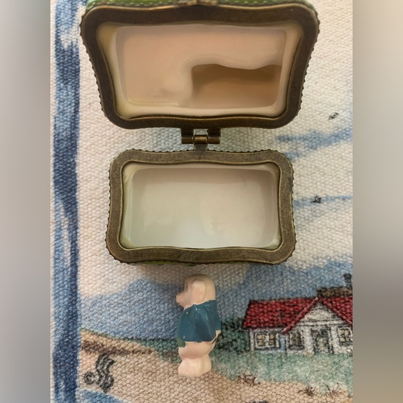 3 Little Pigs Trinket Box & Trinket - Picture 2 of 14